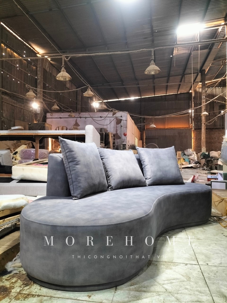 Ghế sofa hiện đại bọc bằng vải cao cấp màu ghi xám.